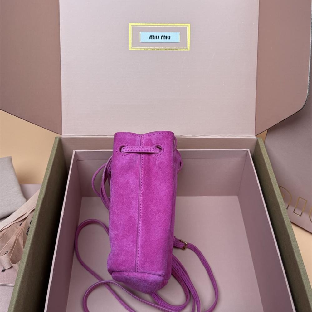 高仿miumiu*5NR460絨面羊皮水桶包粉紫色免檢版