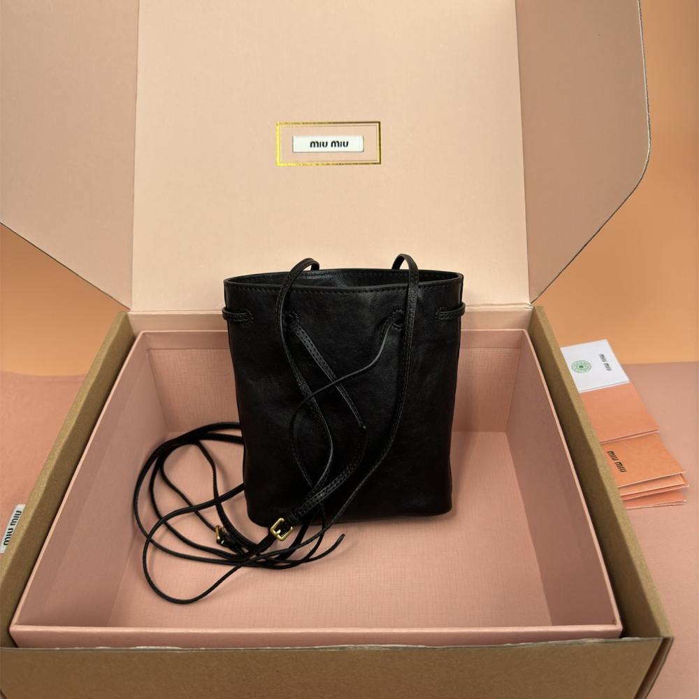 高仿miumiu*5NR460小羊皮水桶包黑色免檢版