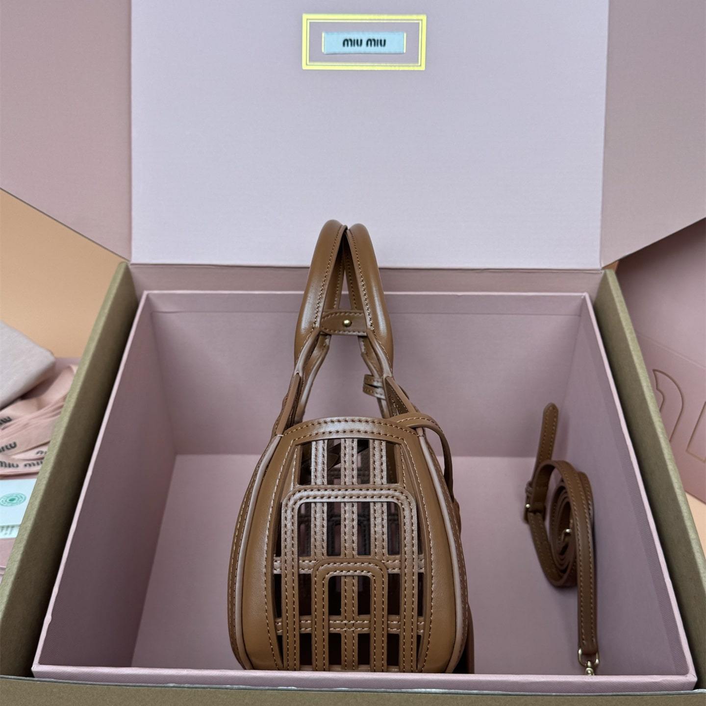 高仿miumiu*5BA294小牛皮鏤空手提包棕色免檢版