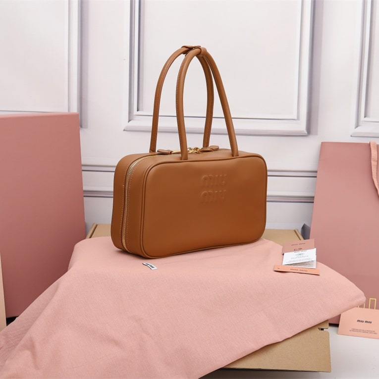 高仿miumiu*5BB172壓紋LOGO手提包小牛皮白蘭地免檢版