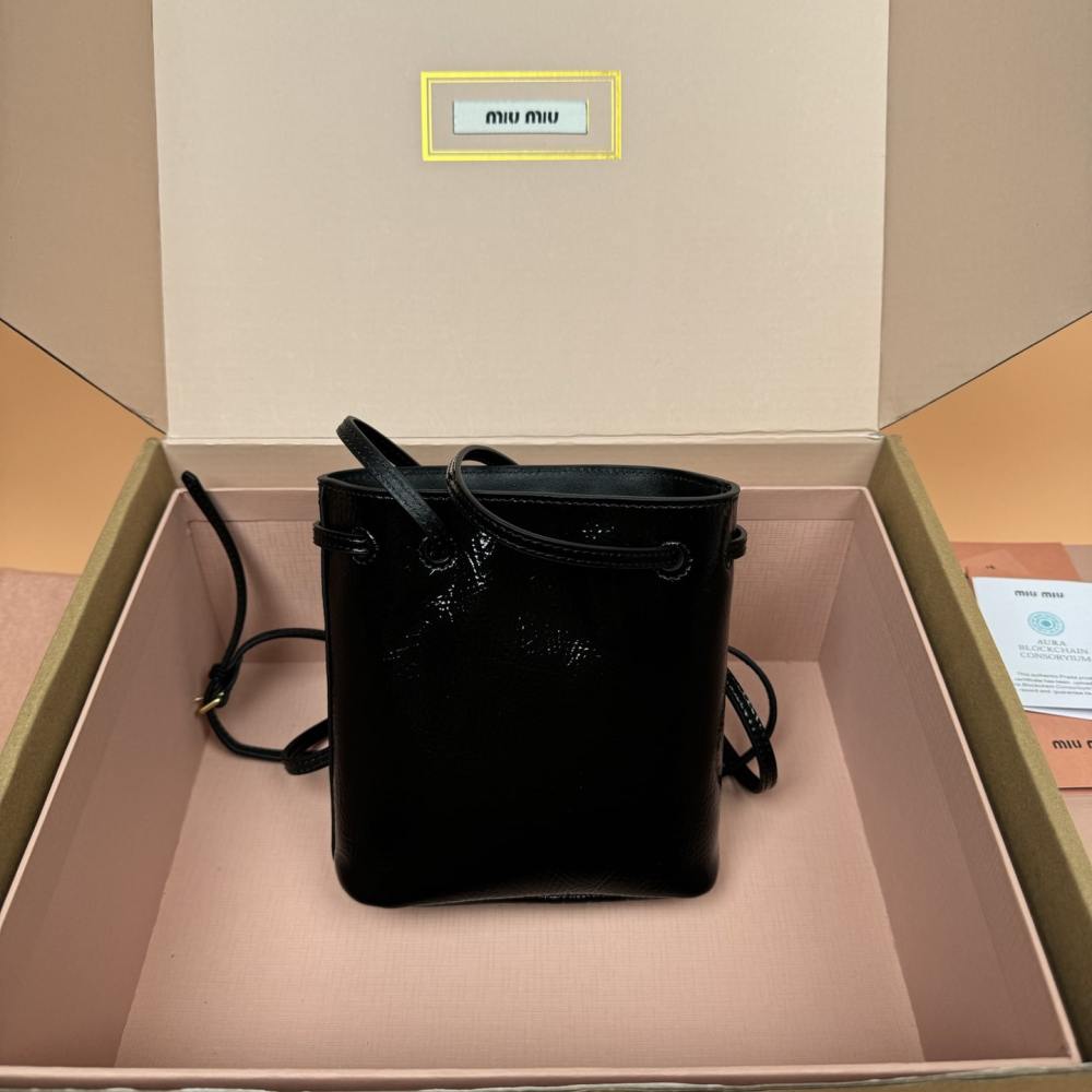 高仿miumiu*5NR460漆面羊皮水桶包黑色免檢版