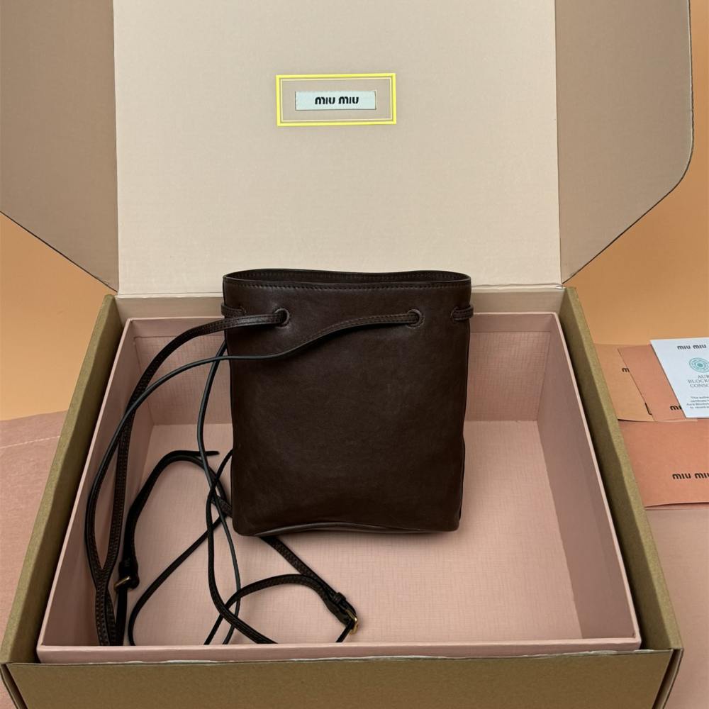 高仿miumiu*5NR460小羊皮水桶包石楠木色免檢版