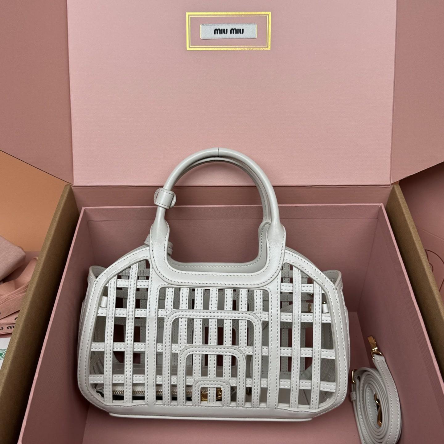 高仿miumiu*5BA294小牛皮鏤空手提包白色免檢版