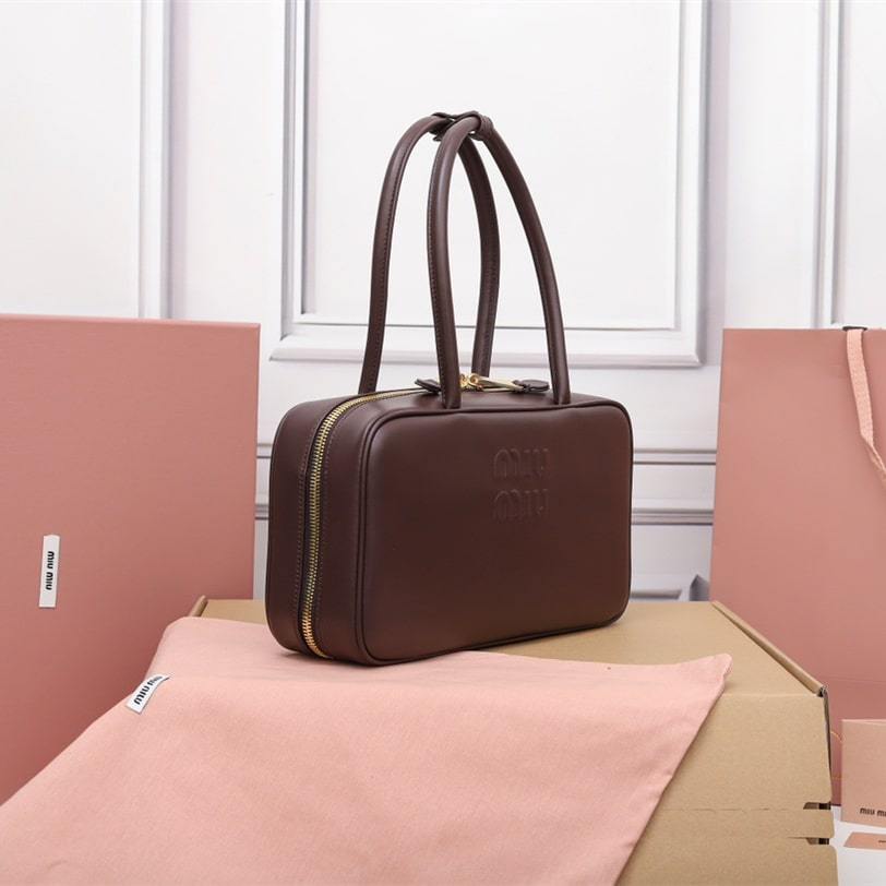高仿miumiu*5BB172壓紋LOGO手提包小牛皮石楠木色免檢版