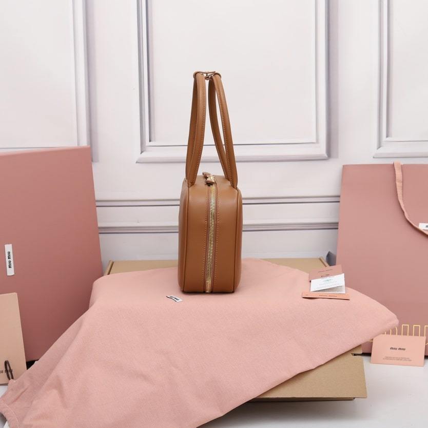 高仿miumiu*5BB172壓紋LOGO手提包小牛皮白蘭地免檢版