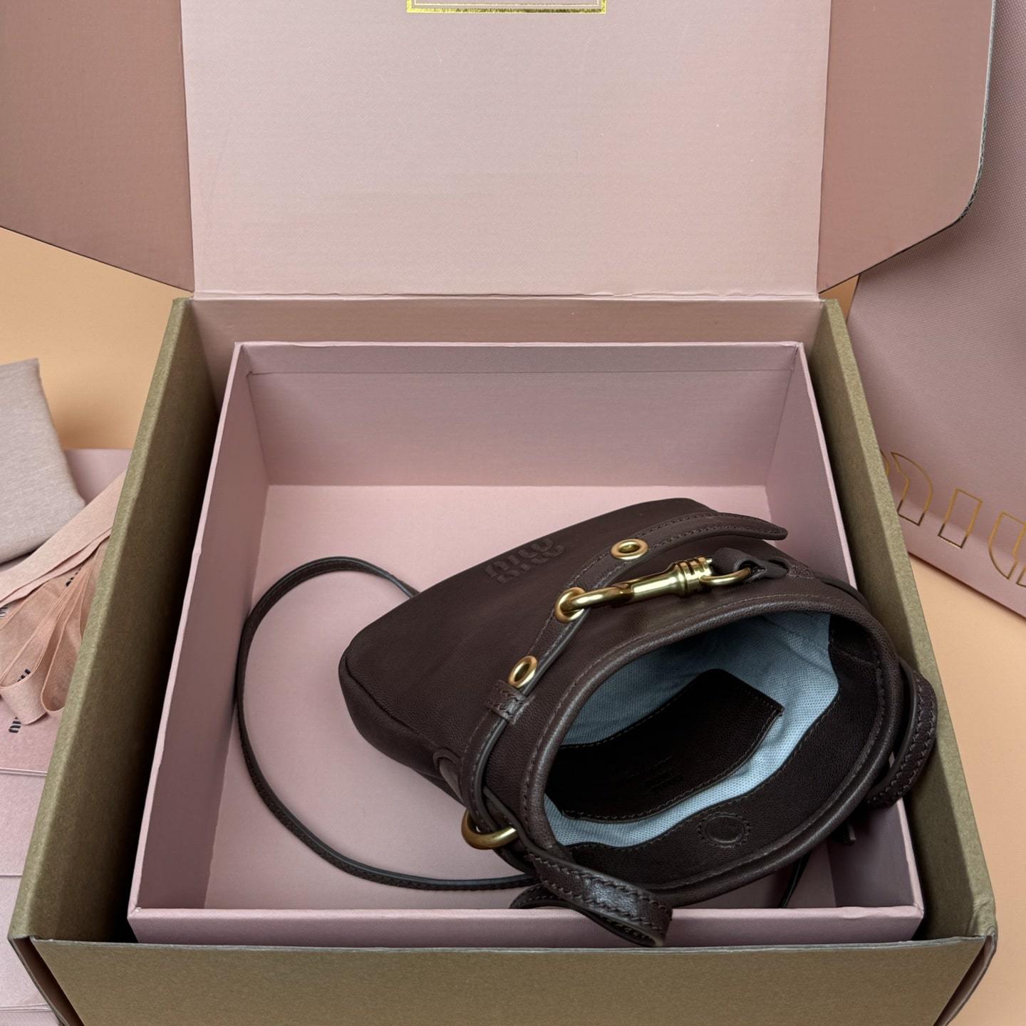 高仿miumiu*5NR461小羊皮水桶袋石楠木色免檢版