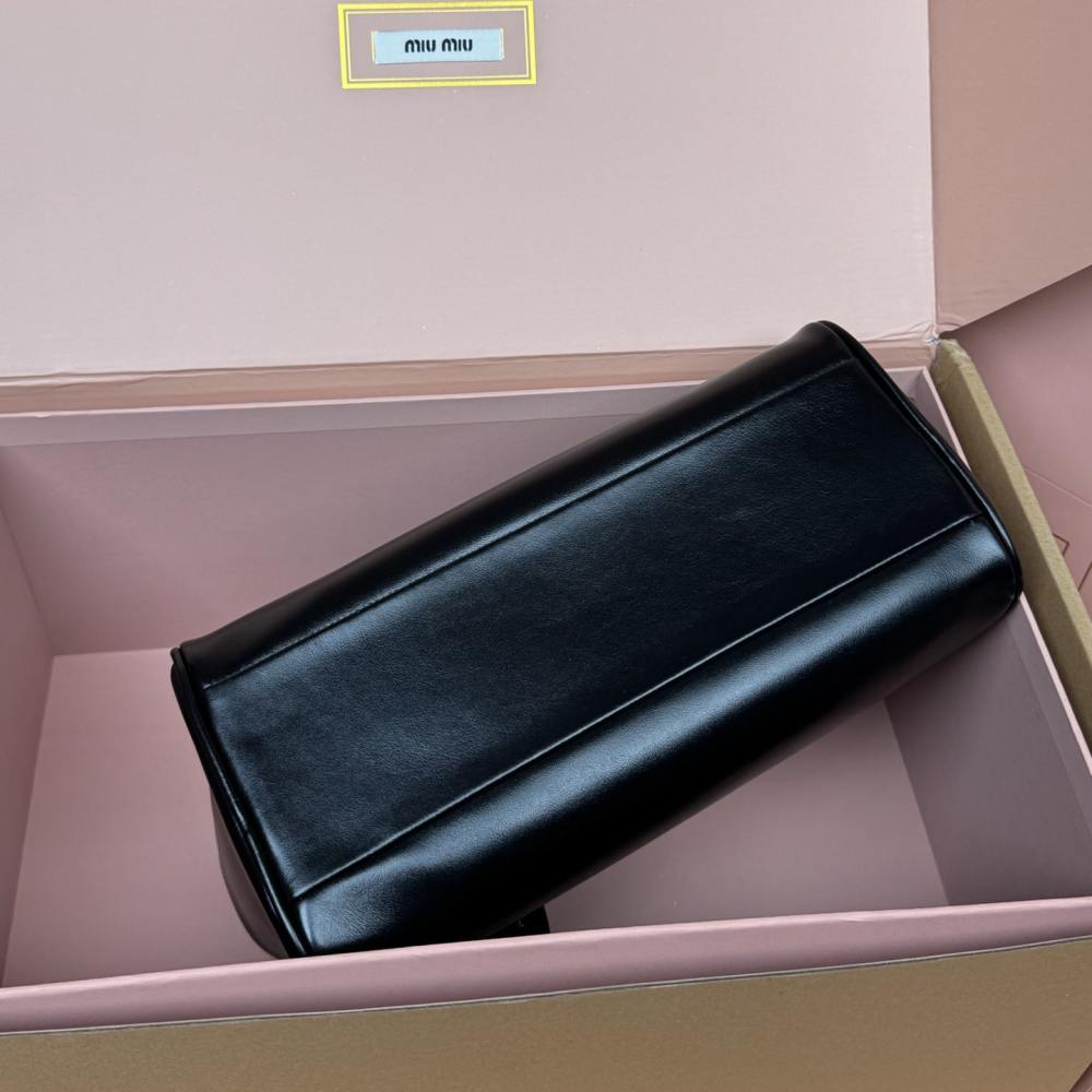 高仿miumiu*5BB182小牛皮手提包黑色免檢版