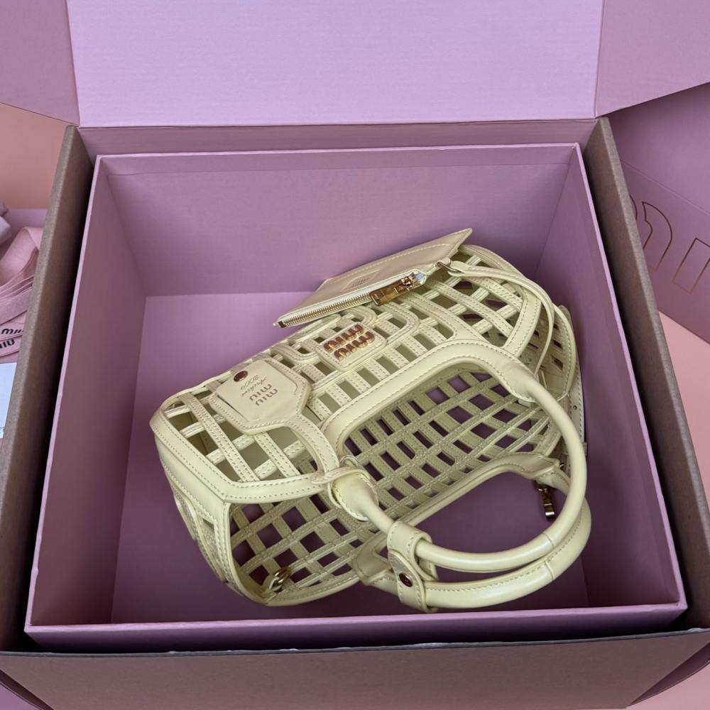 高仿miumiu*5BA294小牛皮鏤空手提包黃色免檢版