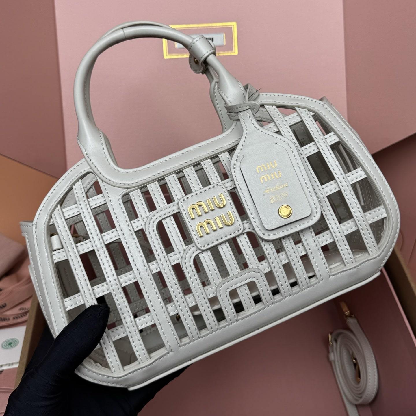 高仿miumiu*5BA294小牛皮鏤空手提包白色免檢版