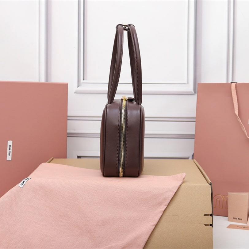 高仿miumiu*5BB172壓紋LOGO手提包小牛皮石楠木色免檢版
