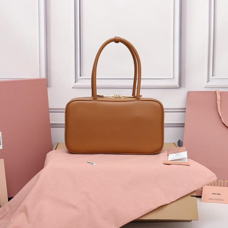 高仿miumiu*5BB172壓紋LOGO手提包小牛皮白蘭地免檢版