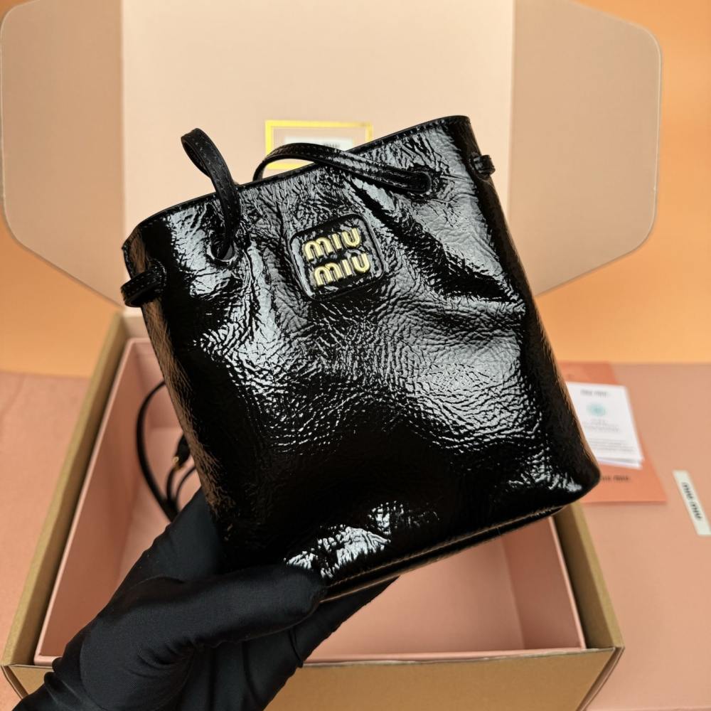 高仿miumiu*5NR460漆面羊皮水桶包黑色免檢版
