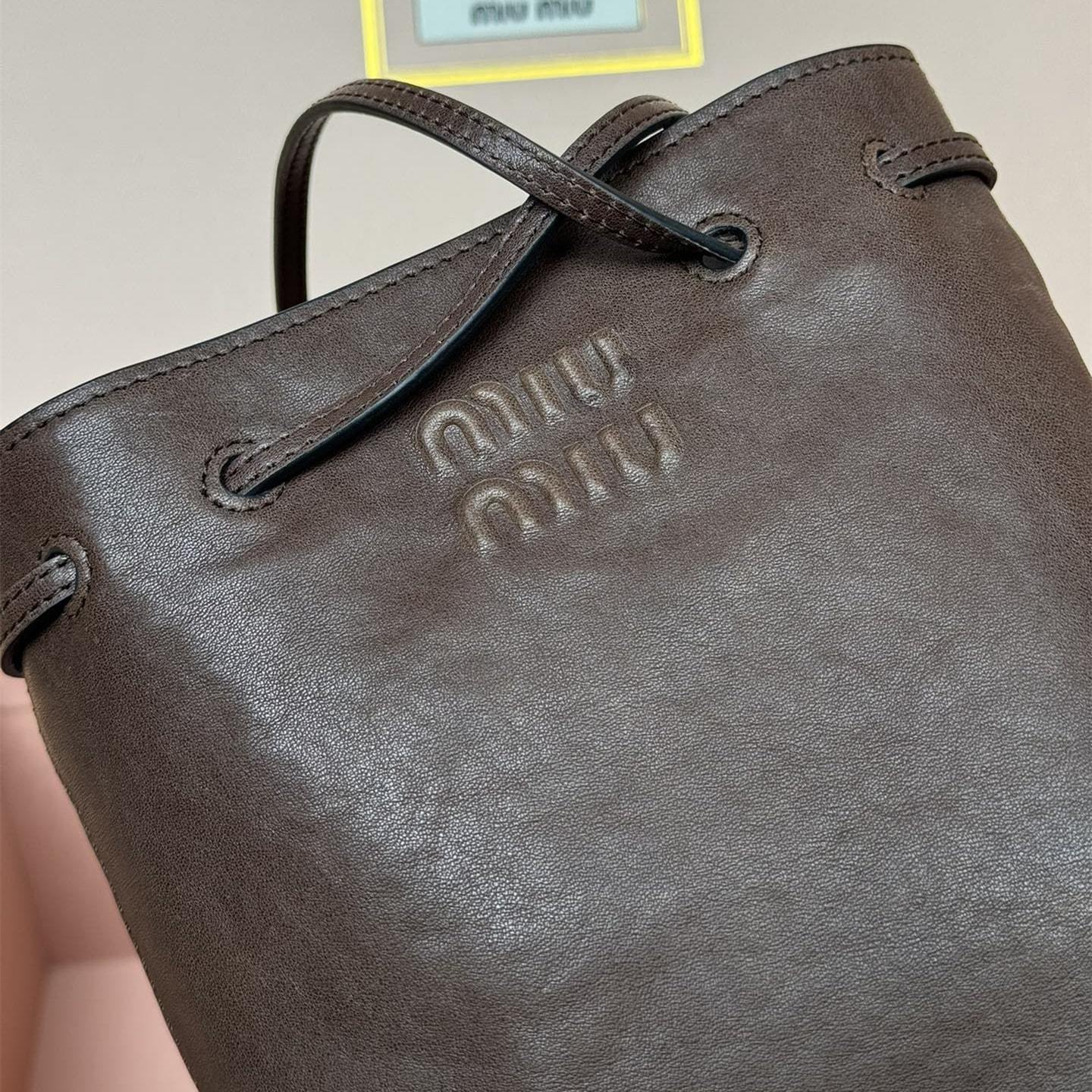 高仿miumiu*5NR460小羊皮水桶包石楠木色免檢版