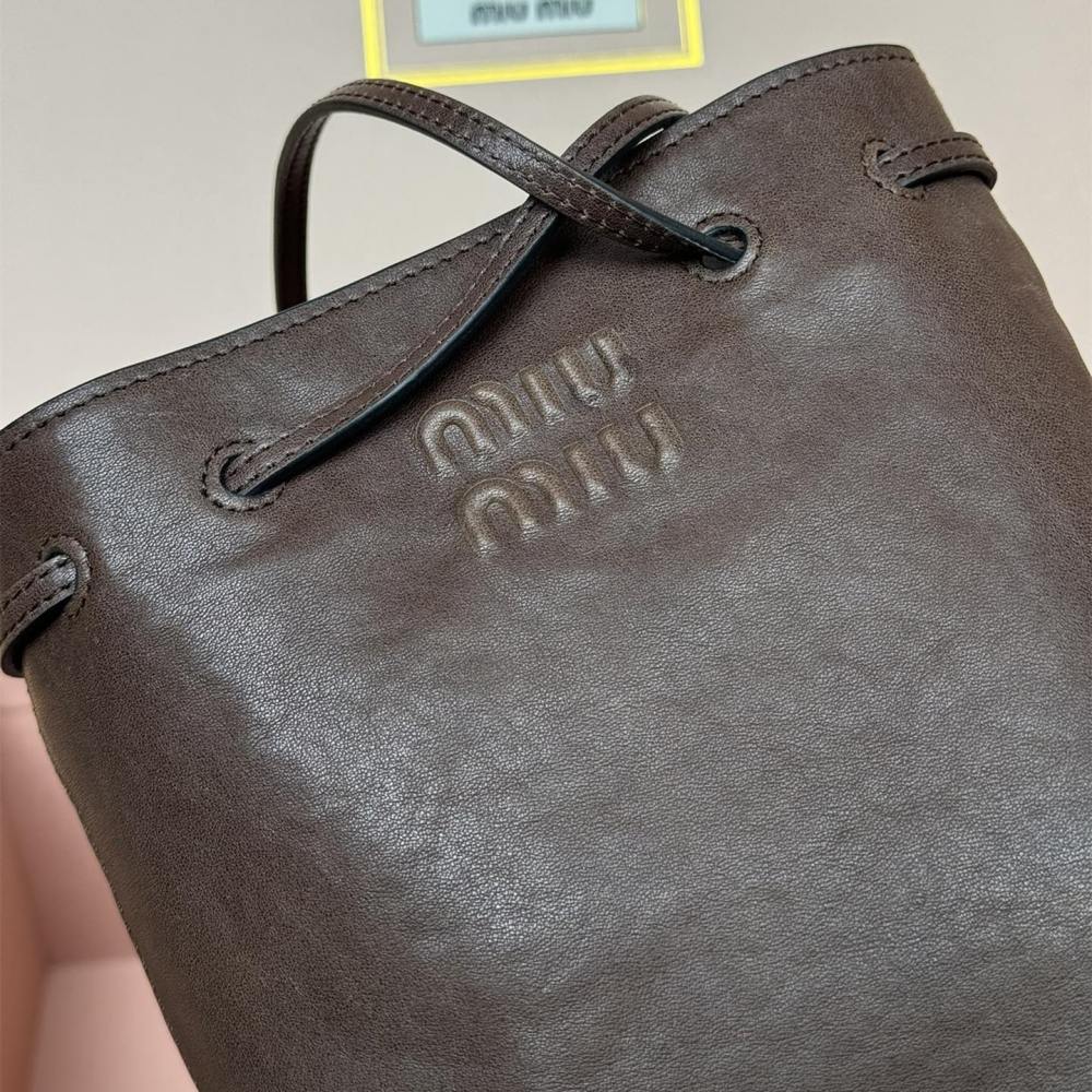 高仿miumiu*5NR460小羊皮水桶包石楠木色免檢版