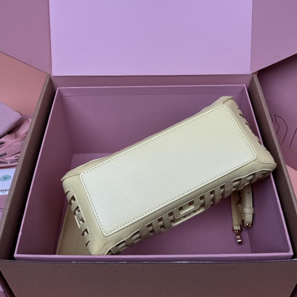 高仿miumiu*5BA294小牛皮鏤空手提包黃色免檢版