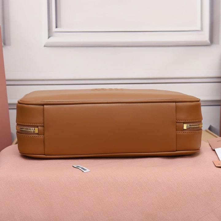 高仿miumiu*5BB172壓紋LOGO手提包小牛皮白蘭地免檢版