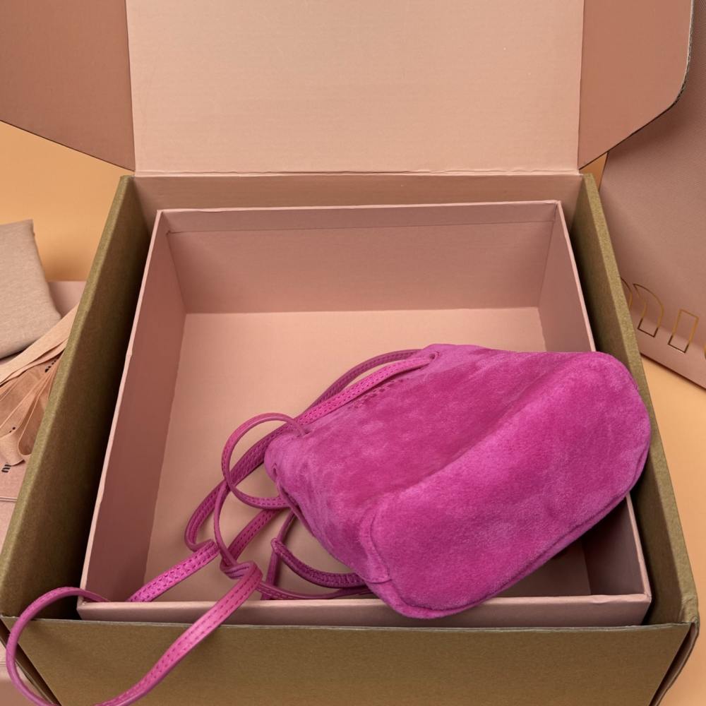 高仿miumiu*5NR460絨面羊皮水桶包粉紫色免檢版