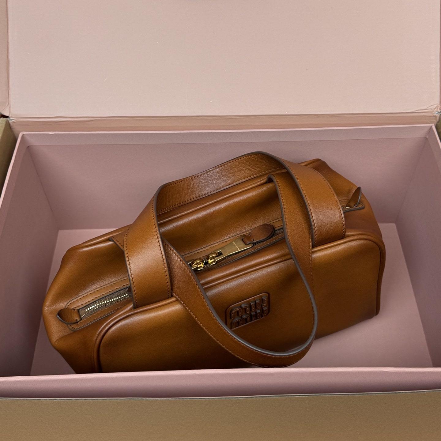 高仿miumiu*5BB182小牛皮手提包干邑色免檢版