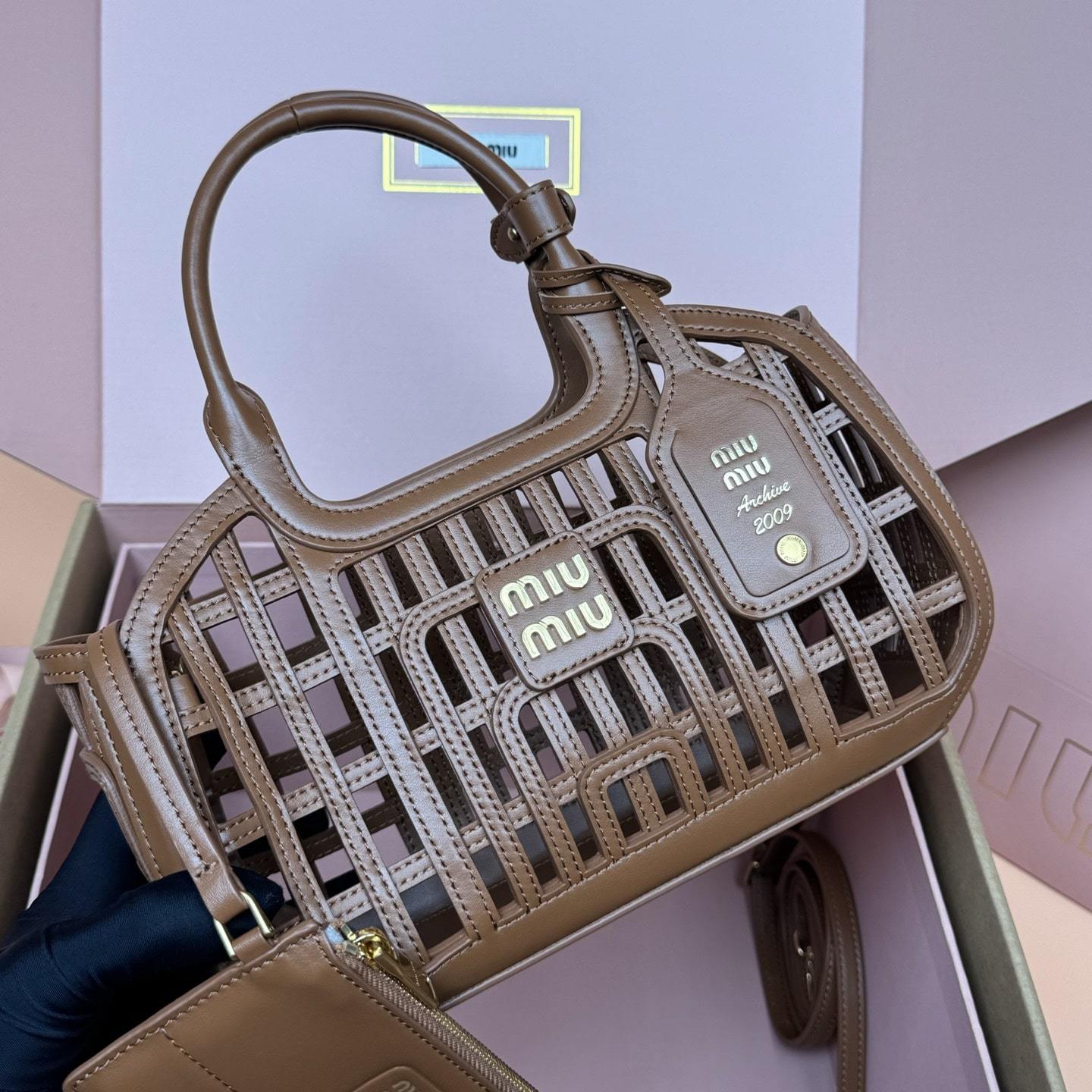 高仿miumiu*5BA294小牛皮鏤空手提包棕色免檢版