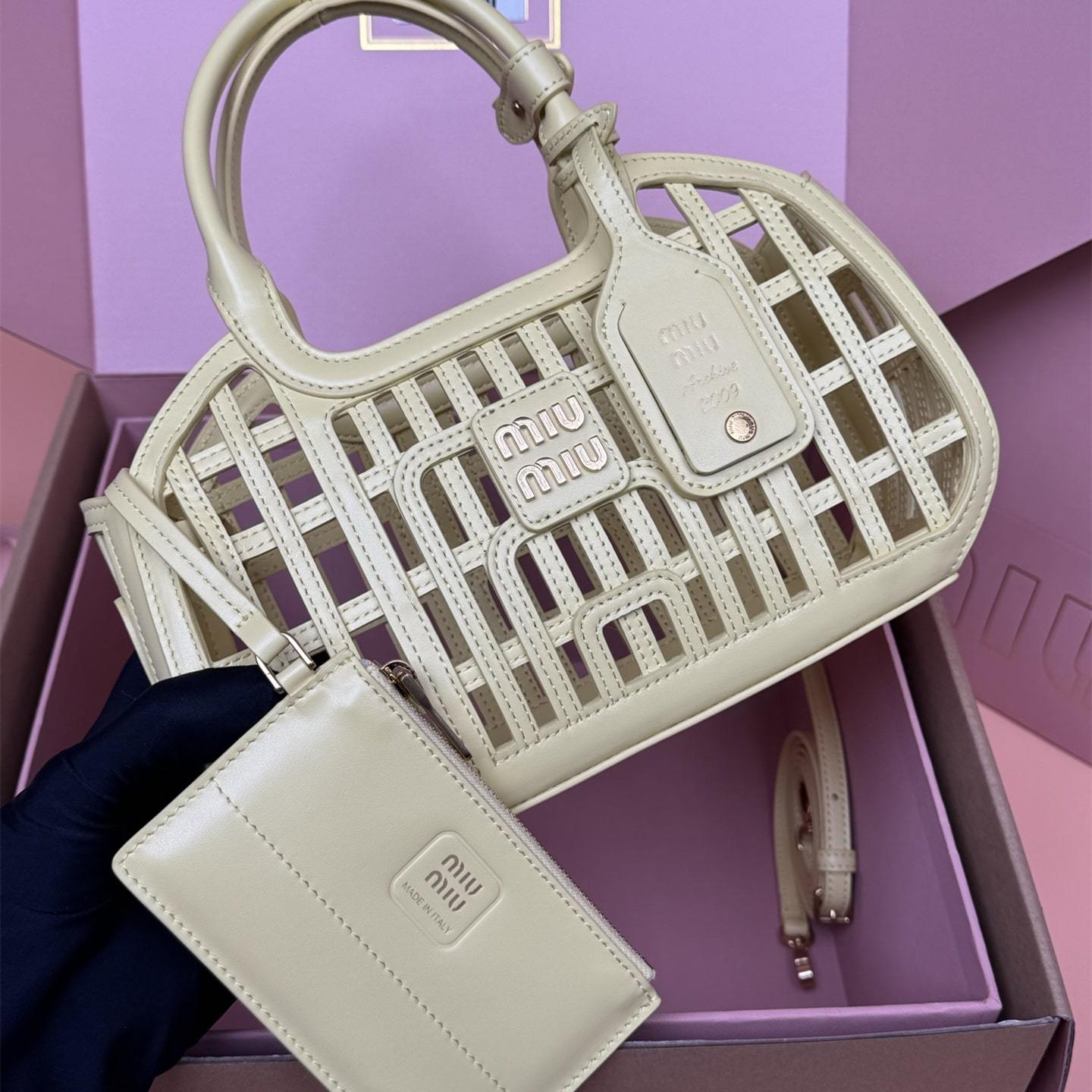 高仿miumiu*5BA294小牛皮鏤空手提包黃色免檢版