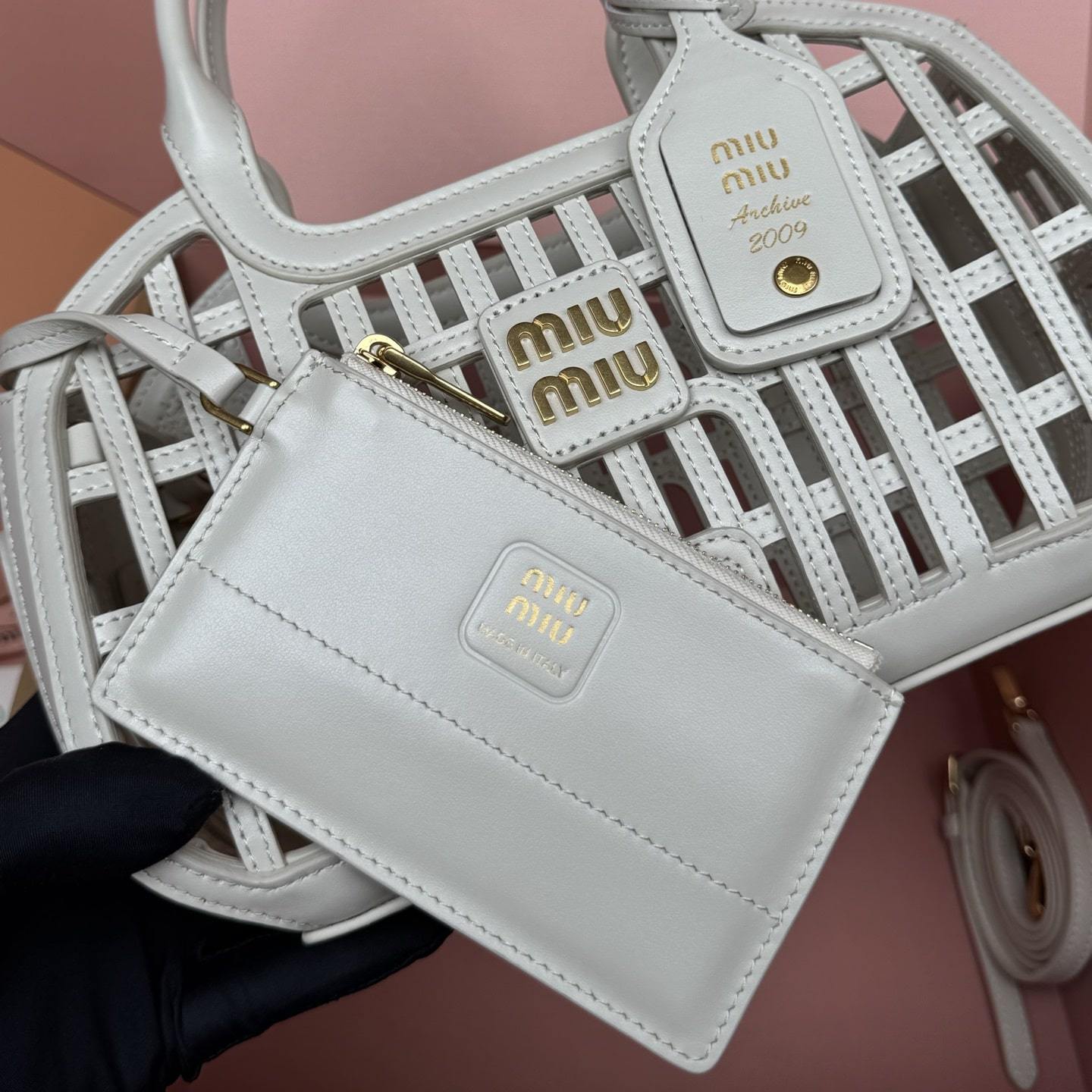 高仿miumiu*5BA294小牛皮鏤空手提包白色免檢版