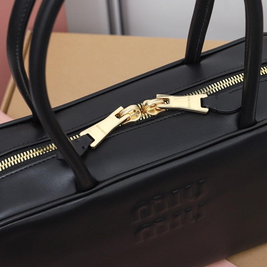 高仿miumiu*5BB172壓紋LOGO手提包小牛皮黑色免檢版