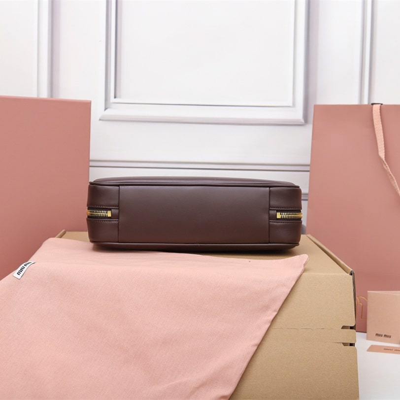 高仿miumiu*5BB172壓紋LOGO手提包小牛皮石楠木色免檢版