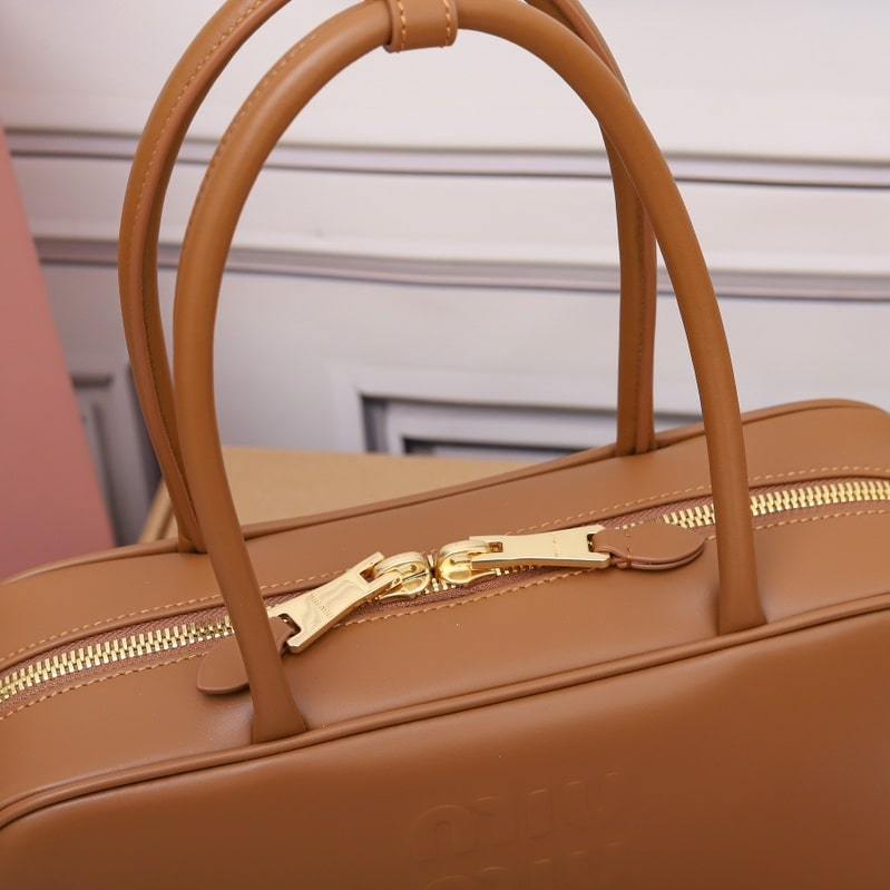 高仿miumiu*5BB172壓紋LOGO手提包小牛皮白蘭地免檢版