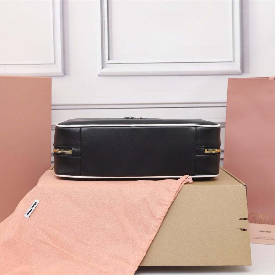 高仿miumiu*Beau系列5BB172小牛皮手袋黑白色免檢版