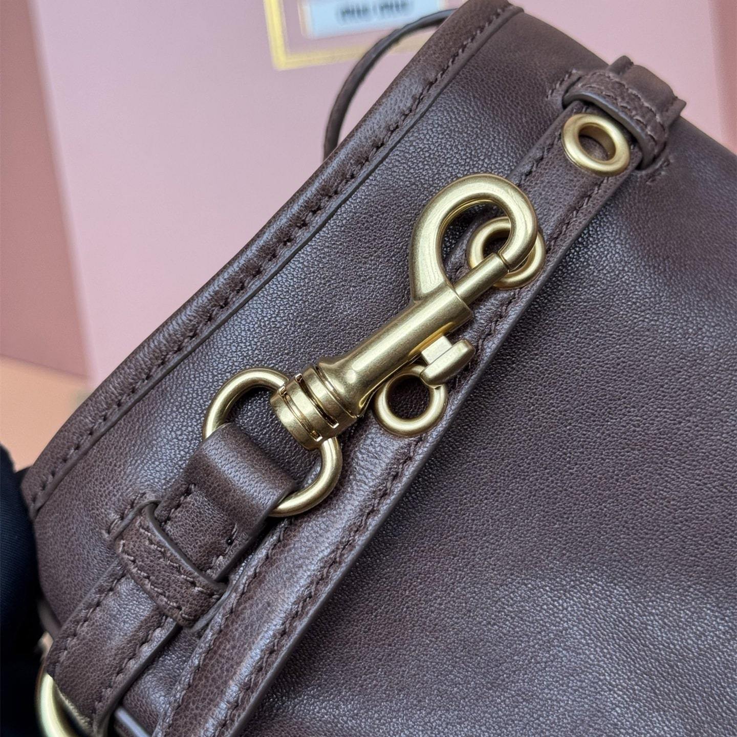高仿miumiu*5NR461小羊皮水桶袋石楠木色免檢版