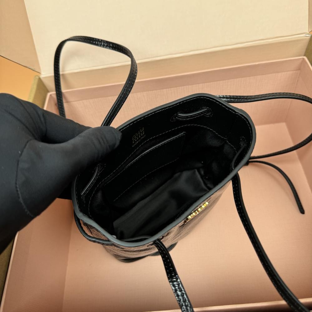 高仿miumiu*5NR460漆面羊皮水桶包黑色免檢版