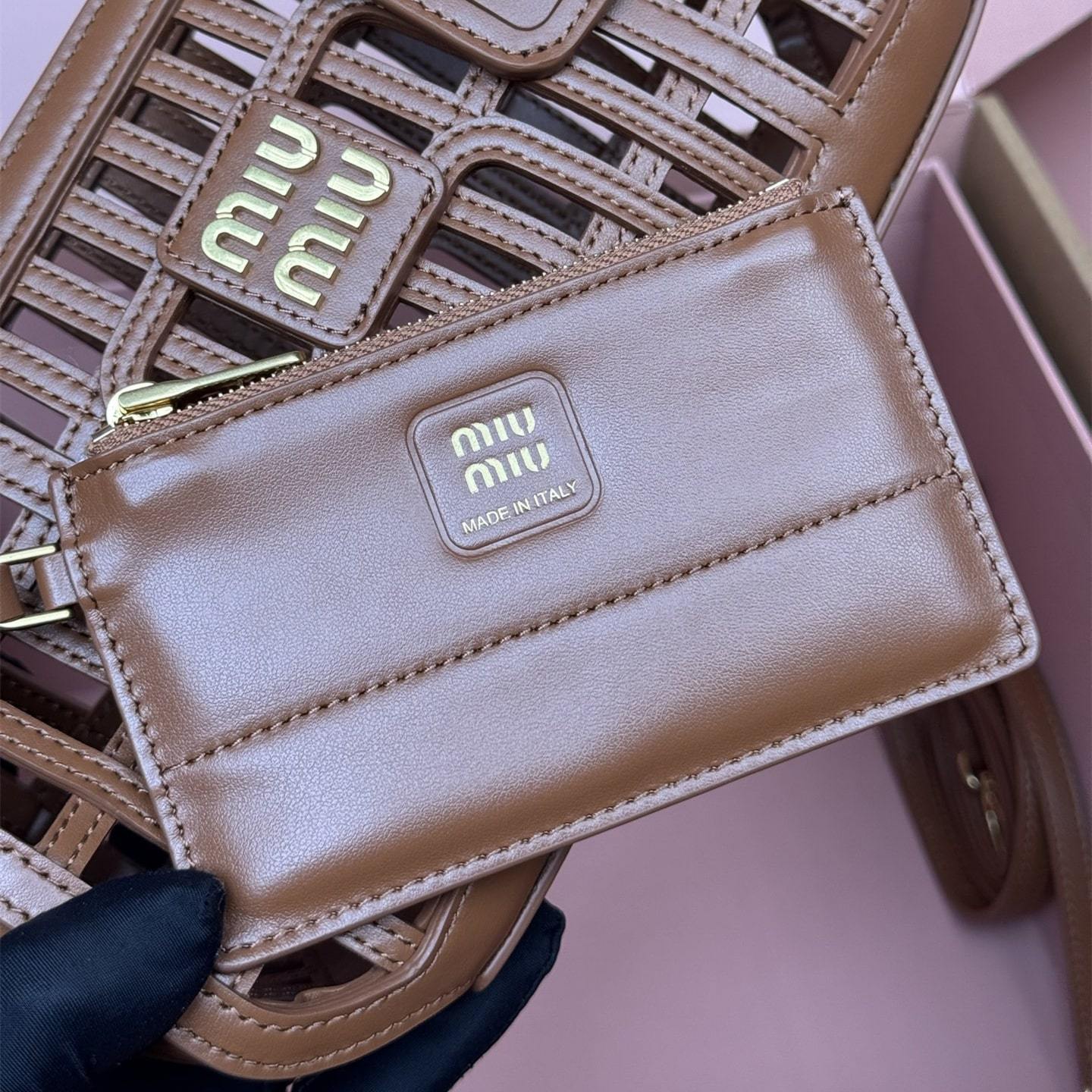 高仿miumiu*5BA294小牛皮鏤空手提包棕色免檢版