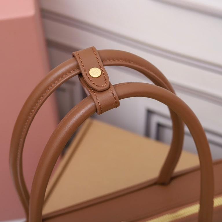 高仿miumiu*5BB172壓紋LOGO手提包小牛皮棕色免檢版