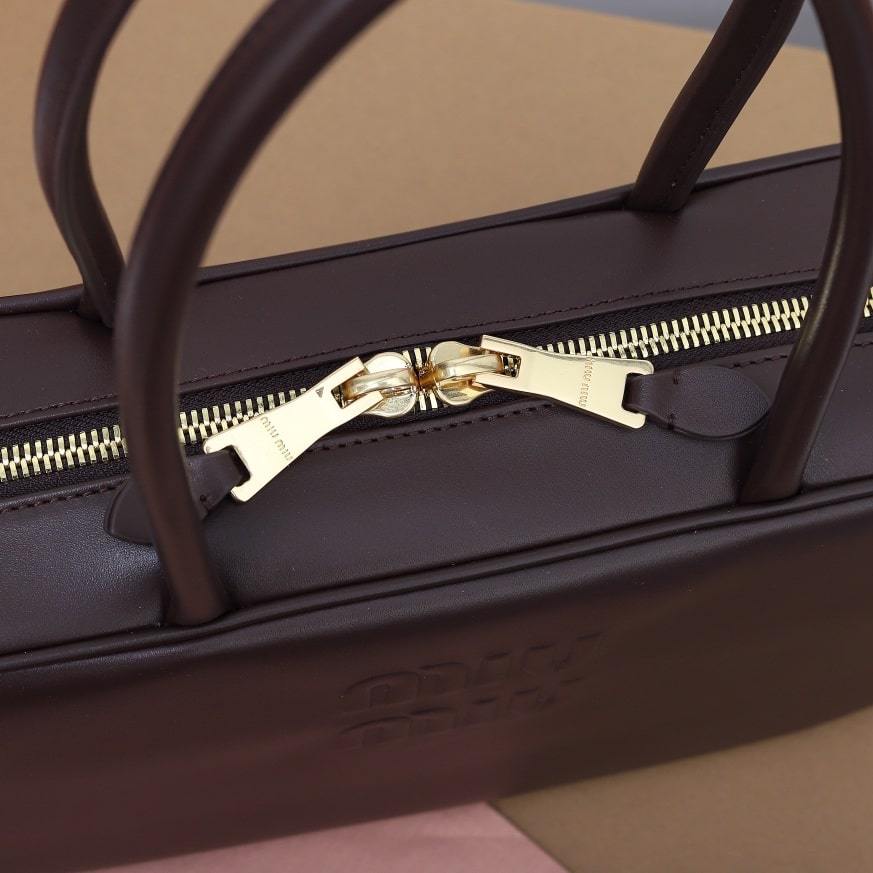 高仿miumiu*5BB172壓紋LOGO手提包小牛皮石楠木色免檢版