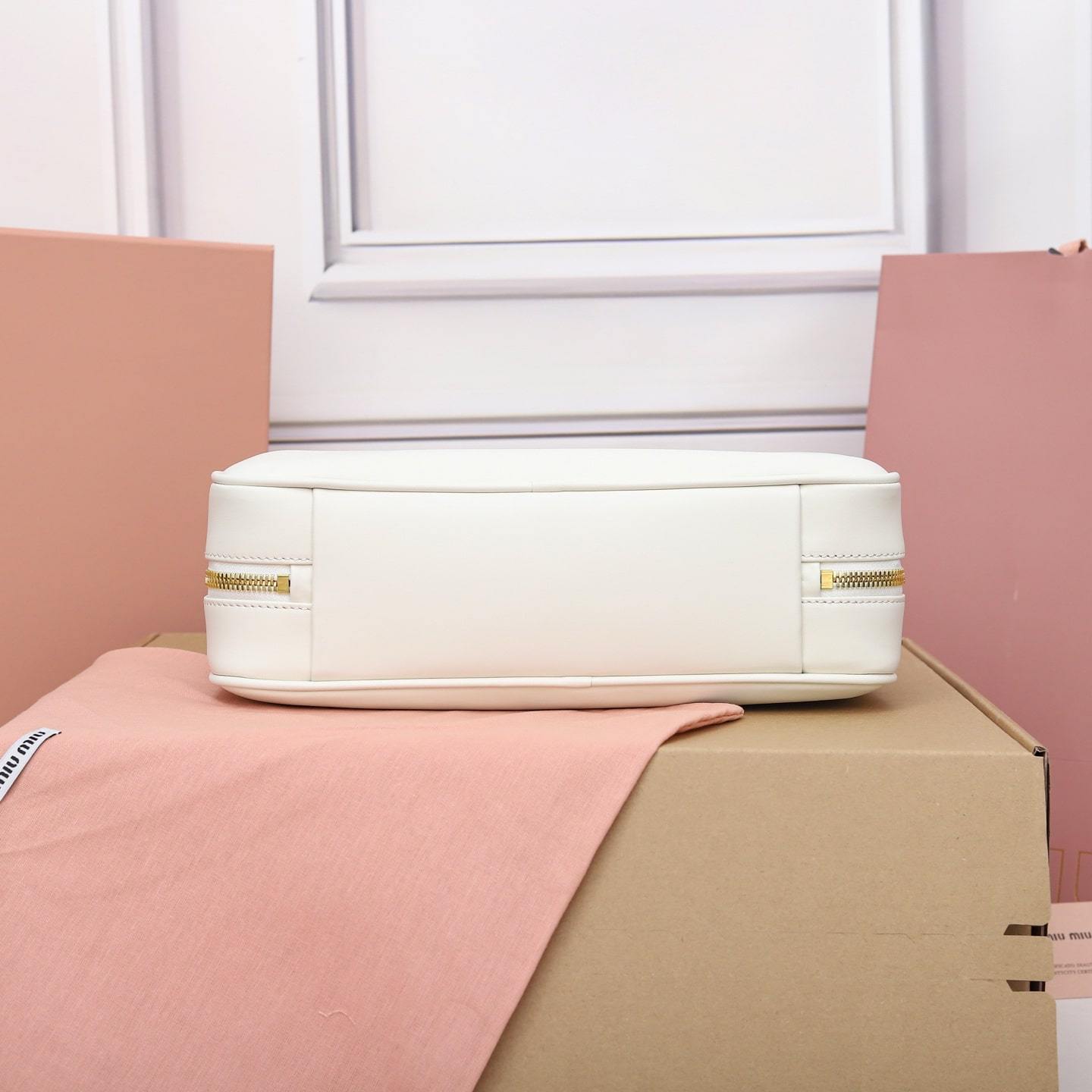 高仿miumiu*5BB172壓紋LOGO手提包小牛皮白色免檢版