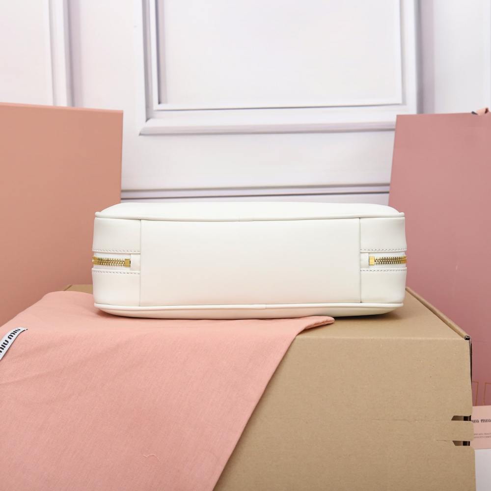 高仿miumiu*5BB172壓紋LOGO手提包小牛皮白色免檢版