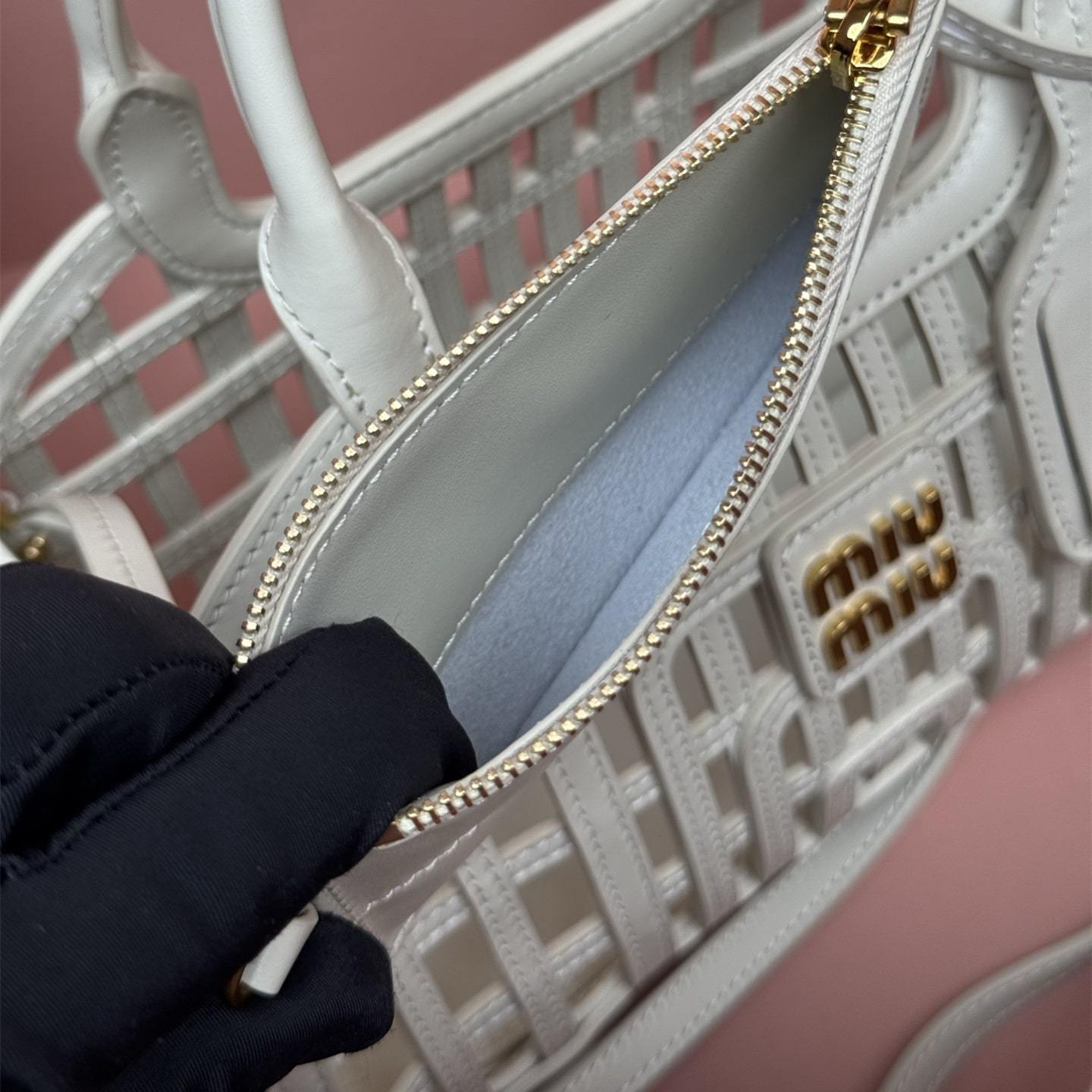 高仿miumiu*5BA294小牛皮鏤空手提包白色免檢版