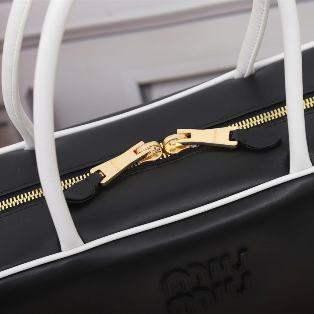 高仿miumiu*Beau系列5BB172小牛皮手袋黑白色免檢版