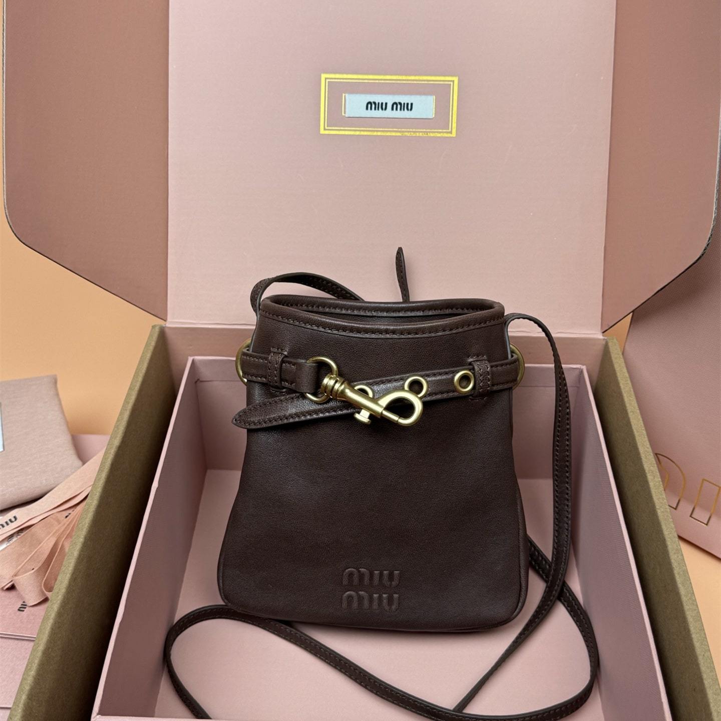 高仿miumiu*5NR461小羊皮水桶袋石楠木色免檢版