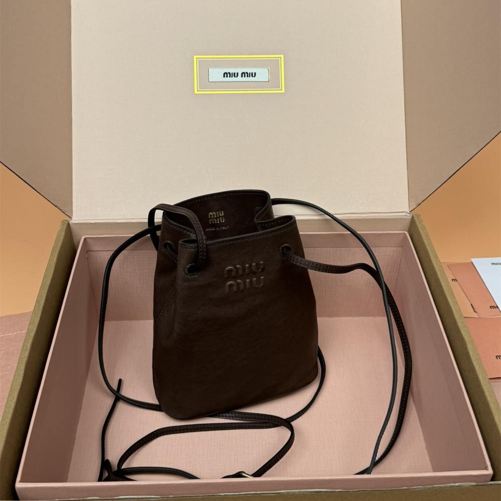 高仿miumiu*5NR460小羊皮水桶包石楠木色免檢版