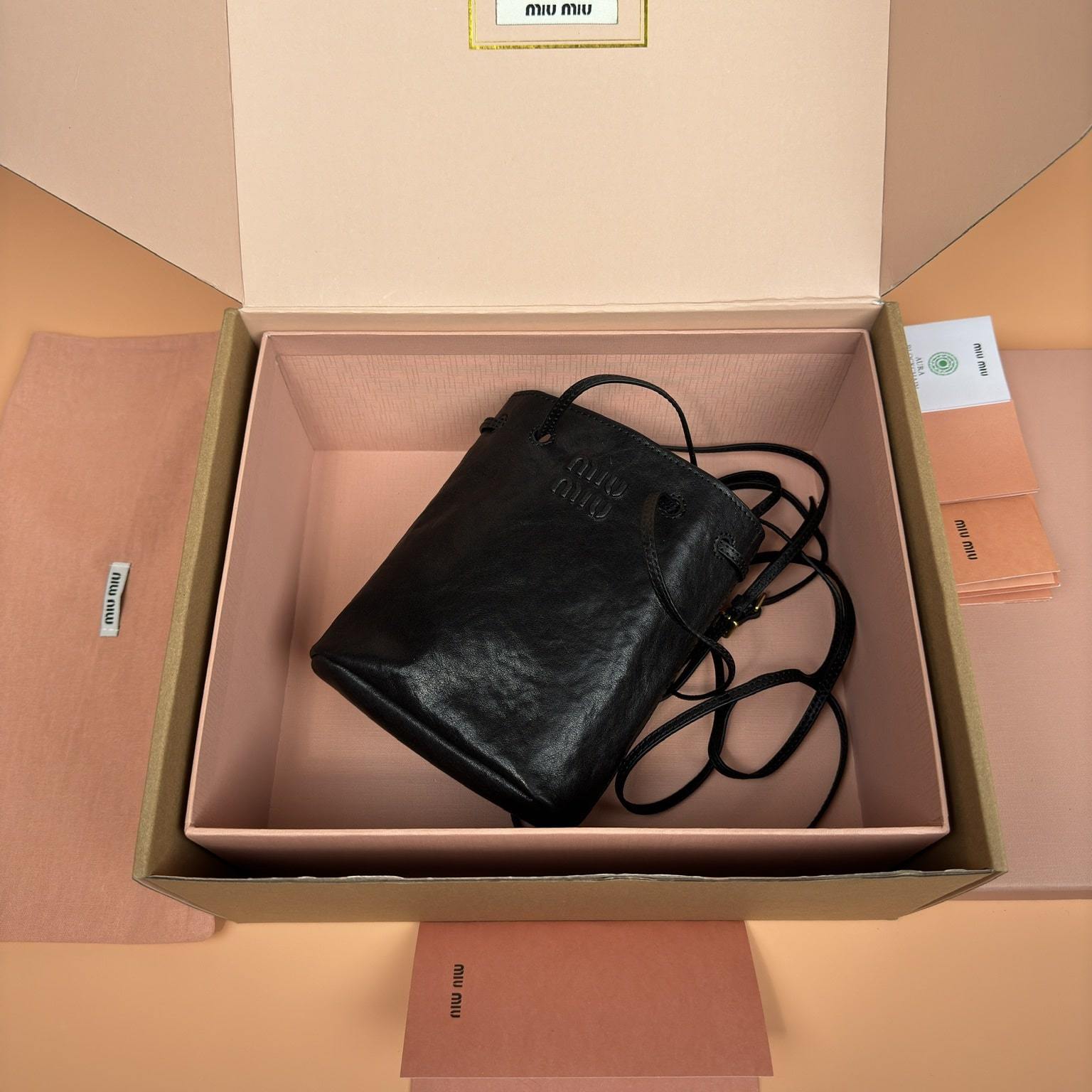 高仿miumiu*5NR460小羊皮水桶包黑色免檢版