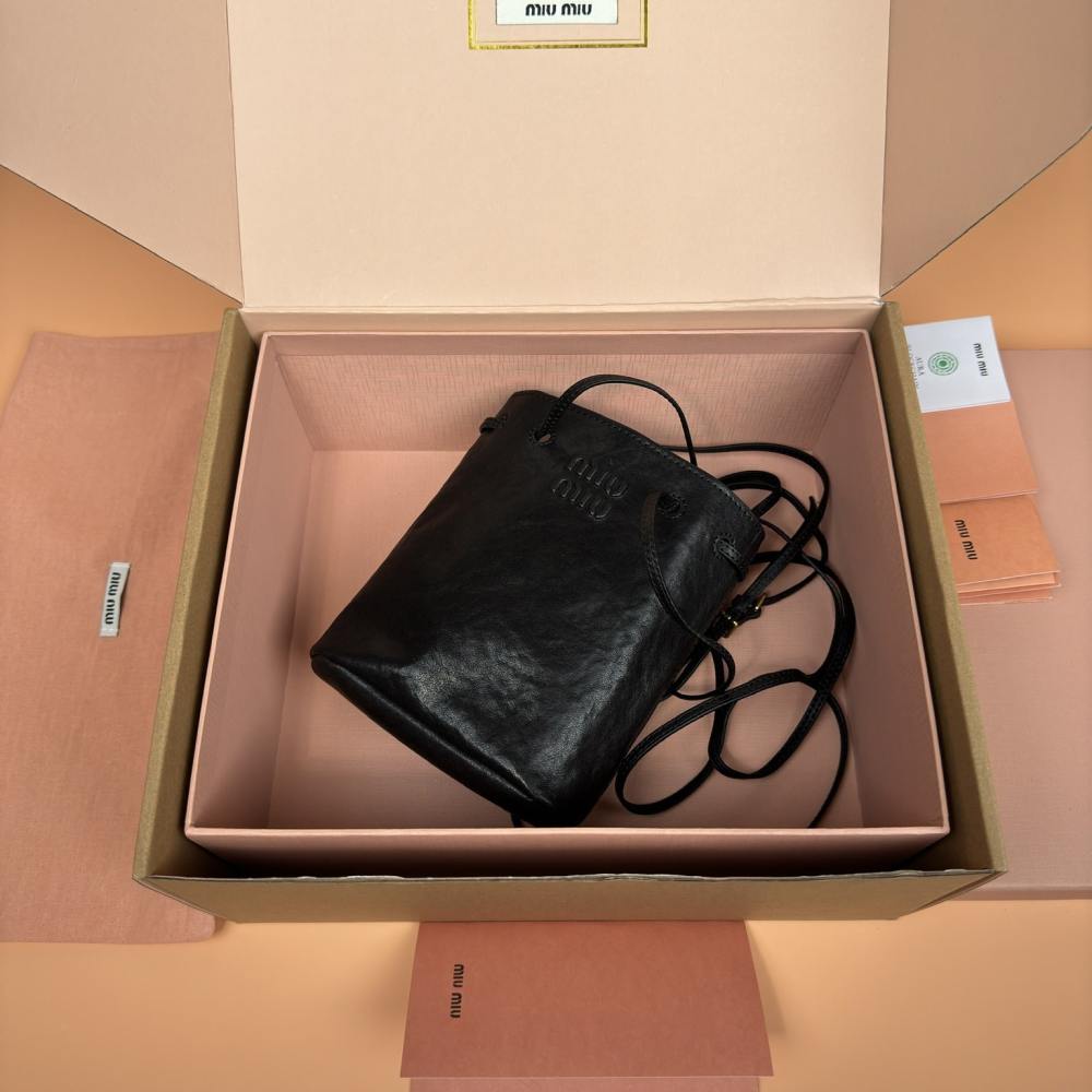 高仿miumiu*5NR460小羊皮水桶包黑色免檢版