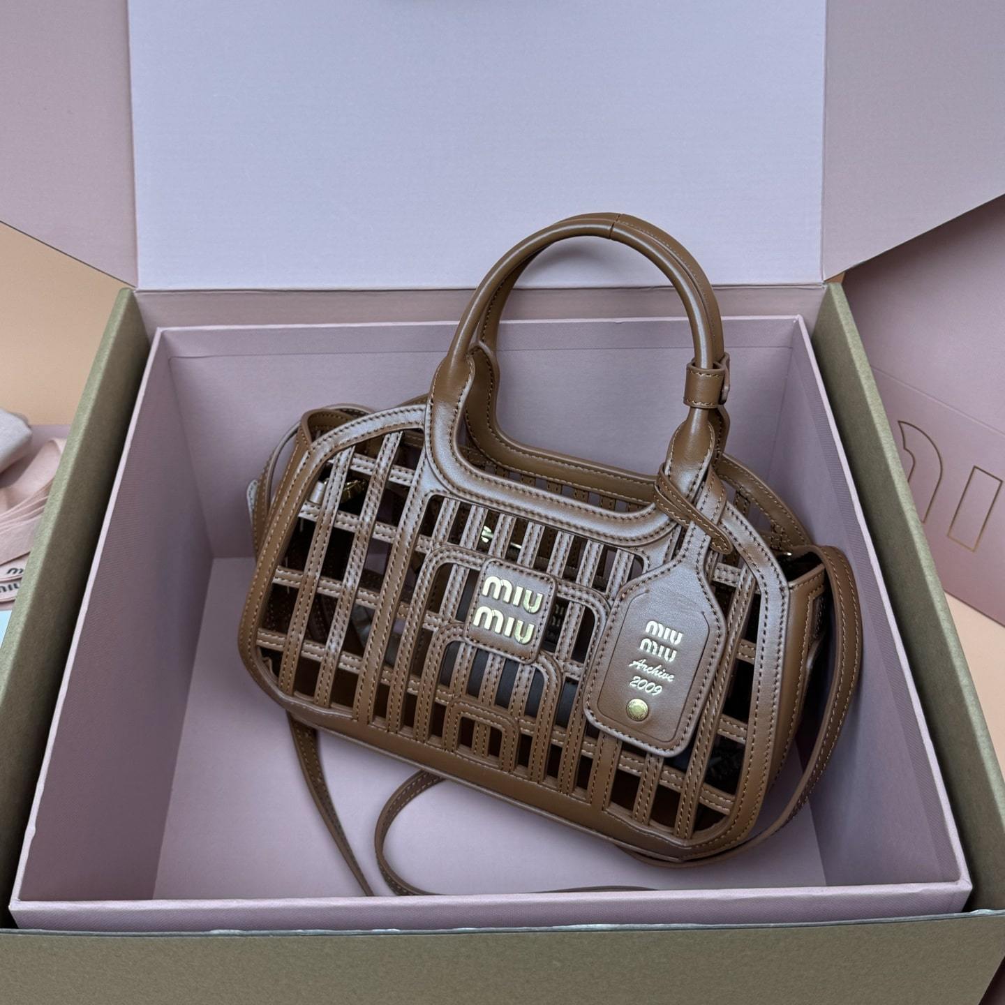 高仿miumiu*5BA294小牛皮鏤空手提包棕色免檢版