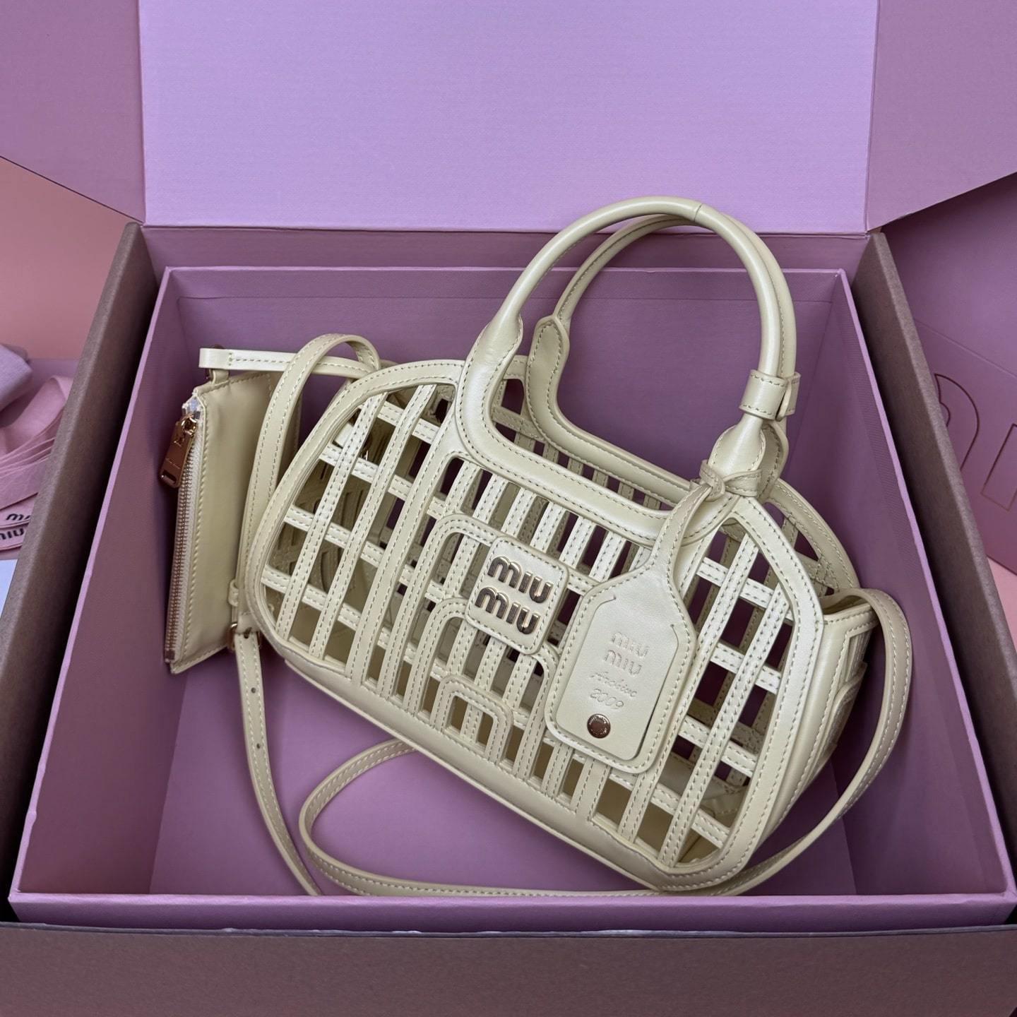 高仿miumiu*5BA294小牛皮鏤空手提包黃色免檢版