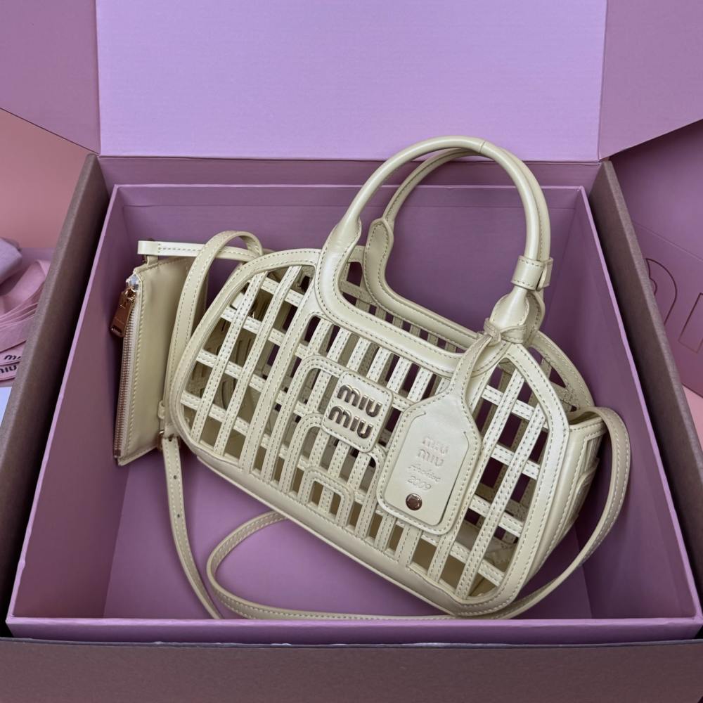 高仿miumiu*5BA294小牛皮鏤空手提包黃色免檢版