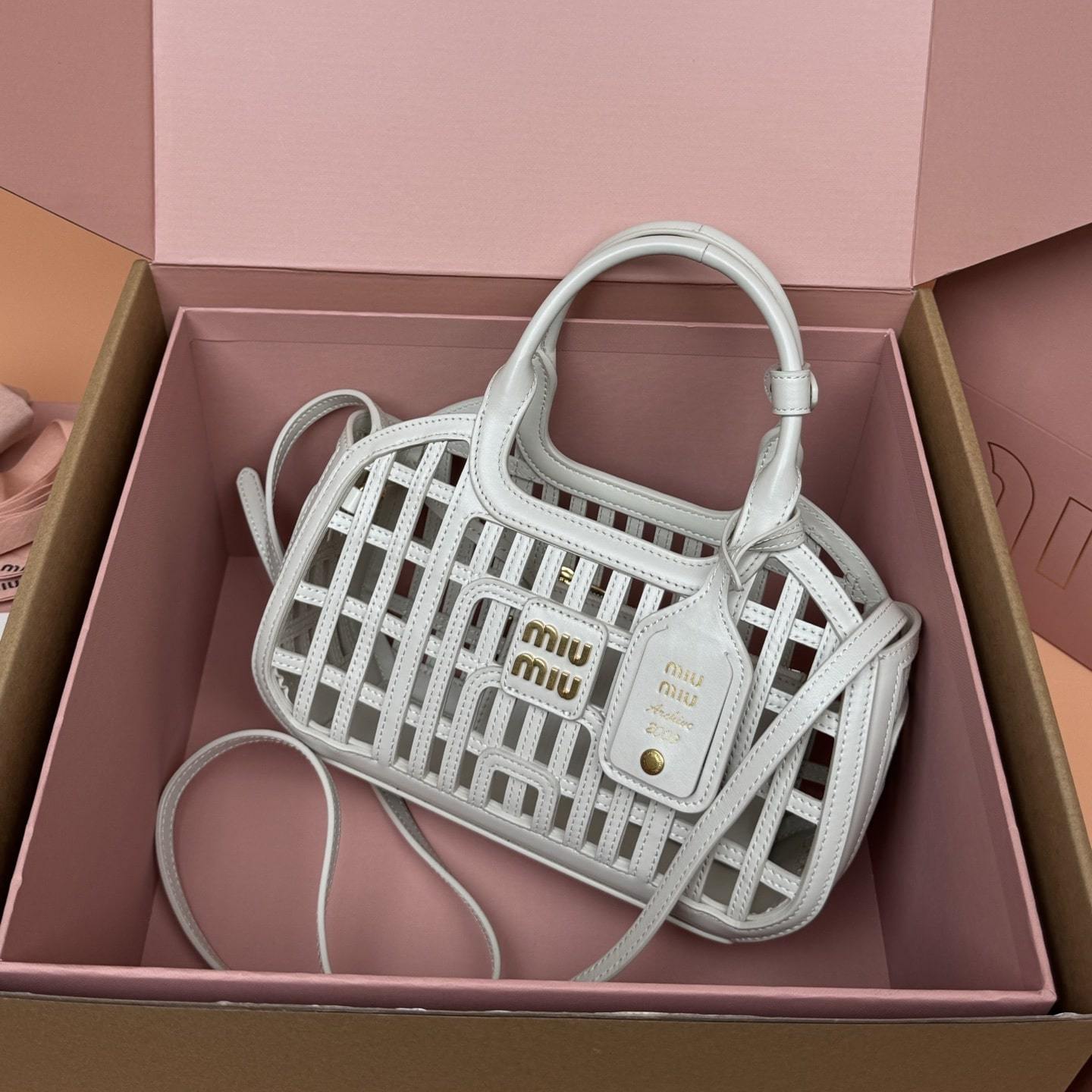 高仿miumiu*5BA294小牛皮鏤空手提包白色免檢版