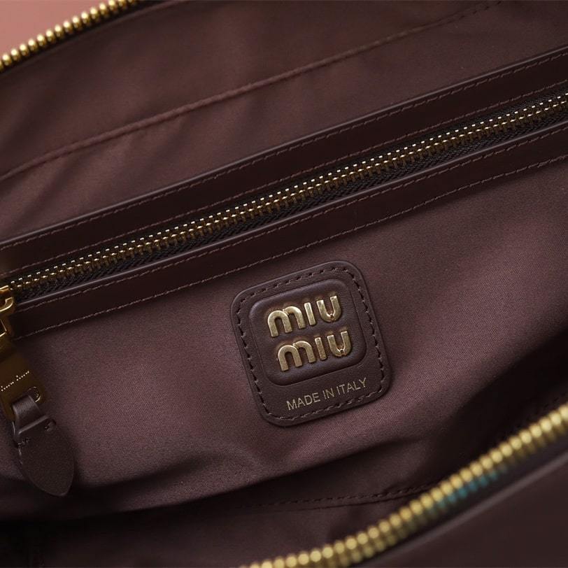 高仿miumiu*5BB172壓紋LOGO手提包小牛皮石楠木色免檢版