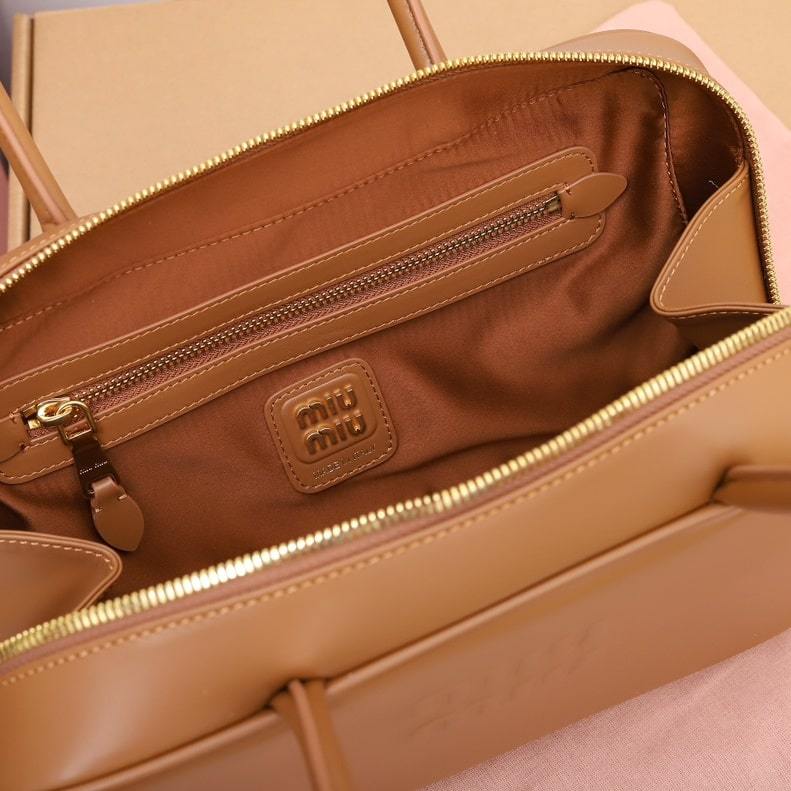 高仿miumiu*5BB172壓紋LOGO手提包小牛皮白蘭地免檢版