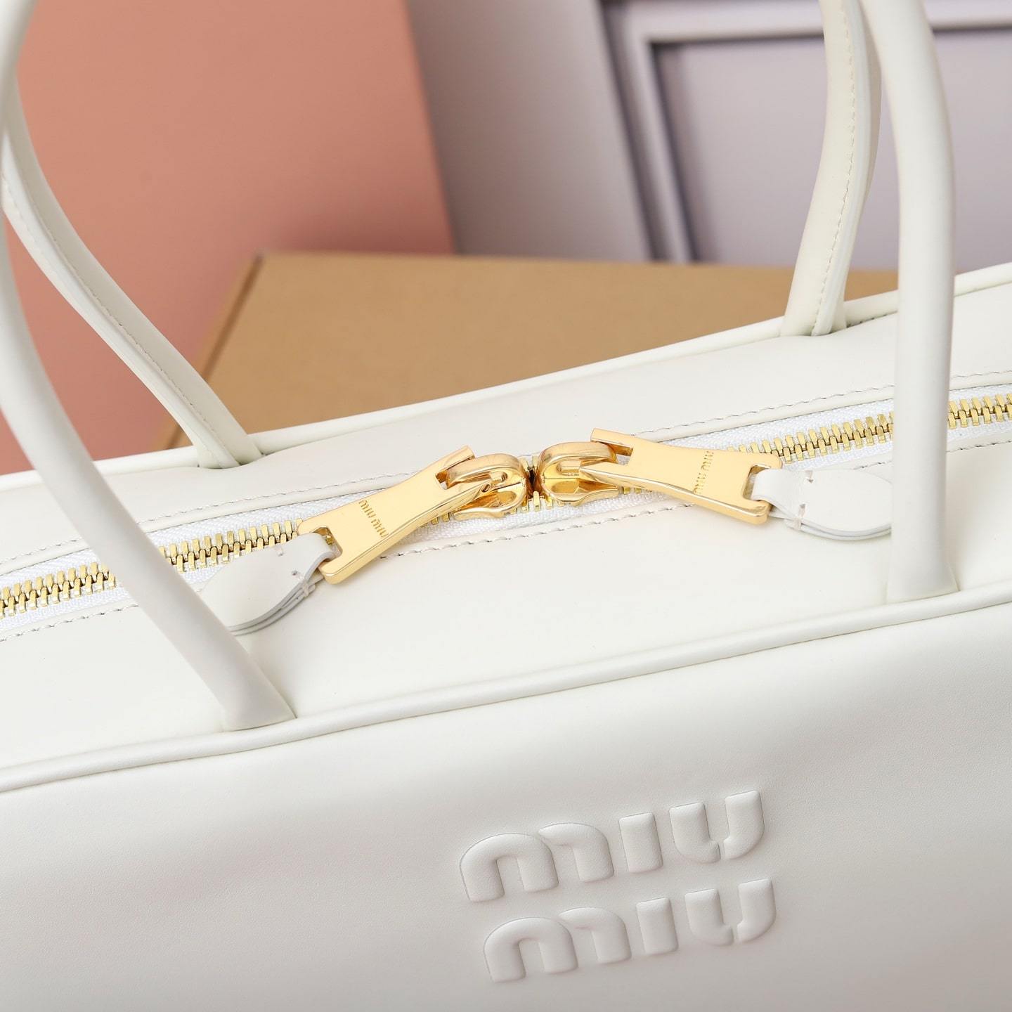 高仿miumiu*5BB172壓紋LOGO手提包小牛皮白色免檢版