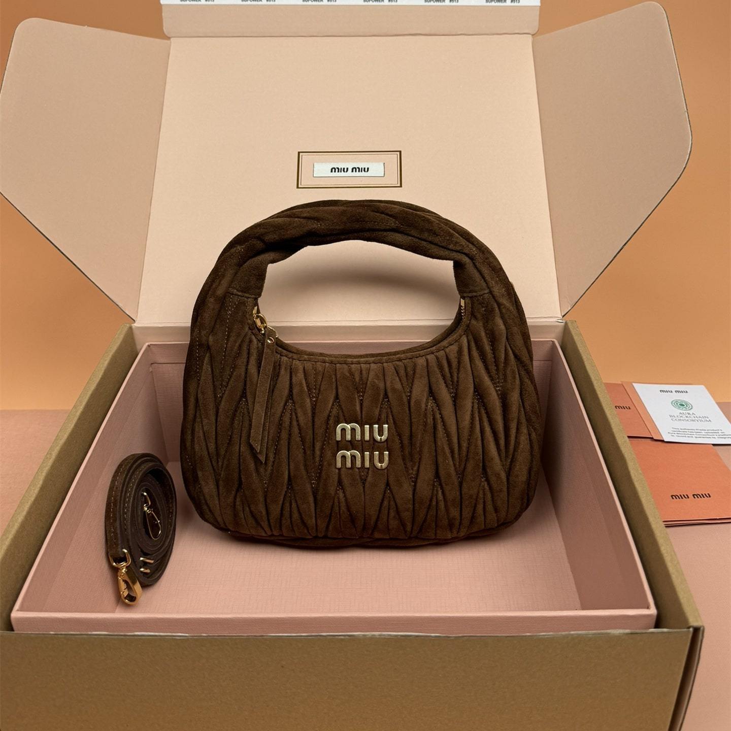 高仿miumiu*Matelasse系列5BC125絨面手提包棕色小號免檢版